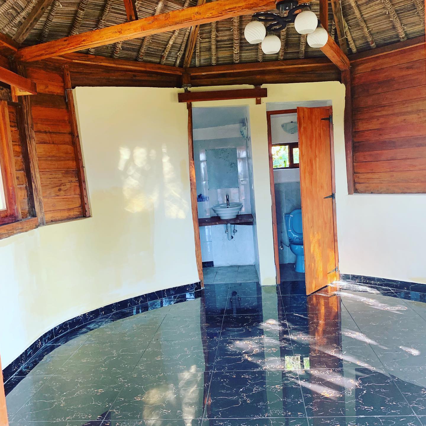 Intérieur fini avec plafond et revêtement de sol