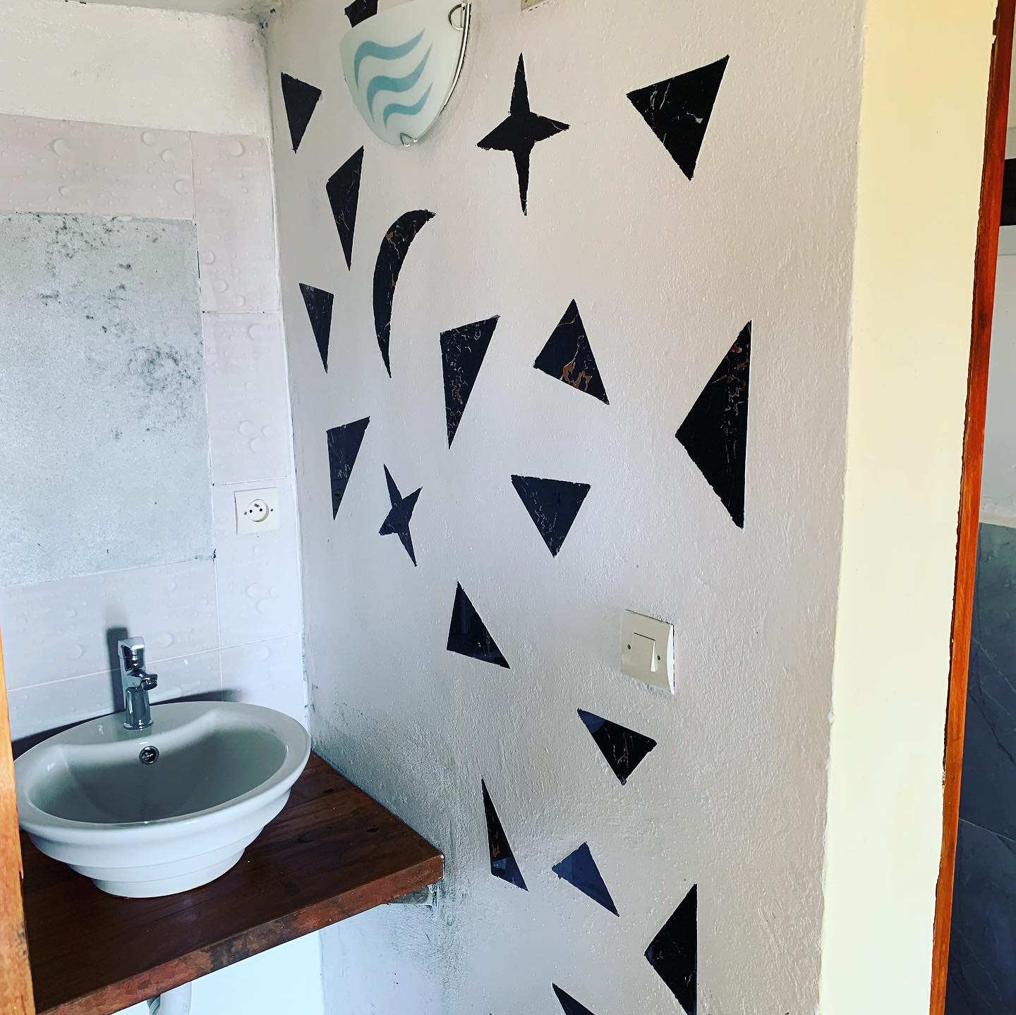Espace lavabo et décoration murale