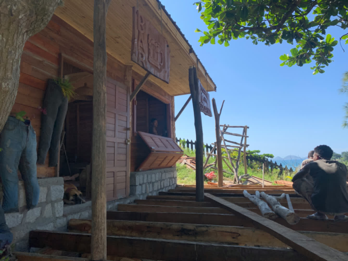 Terrasse extérieure bois en cours de montage