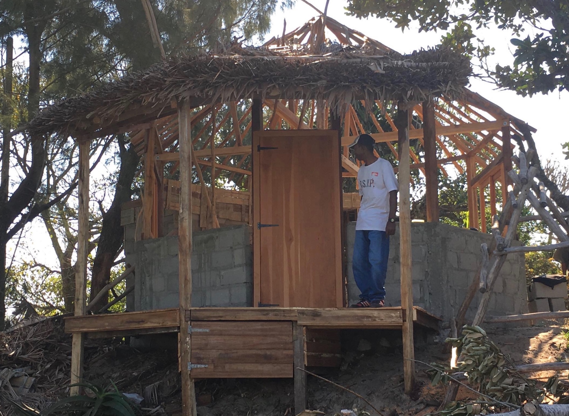 Façade du bungalow mi-dur en cours de finition
