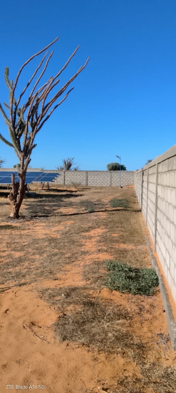 Mur de clôture longeant un terrain équipé en solaire