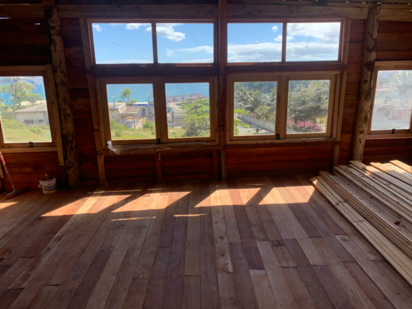 Menuiseries bois avec vue mer et lumière traversante