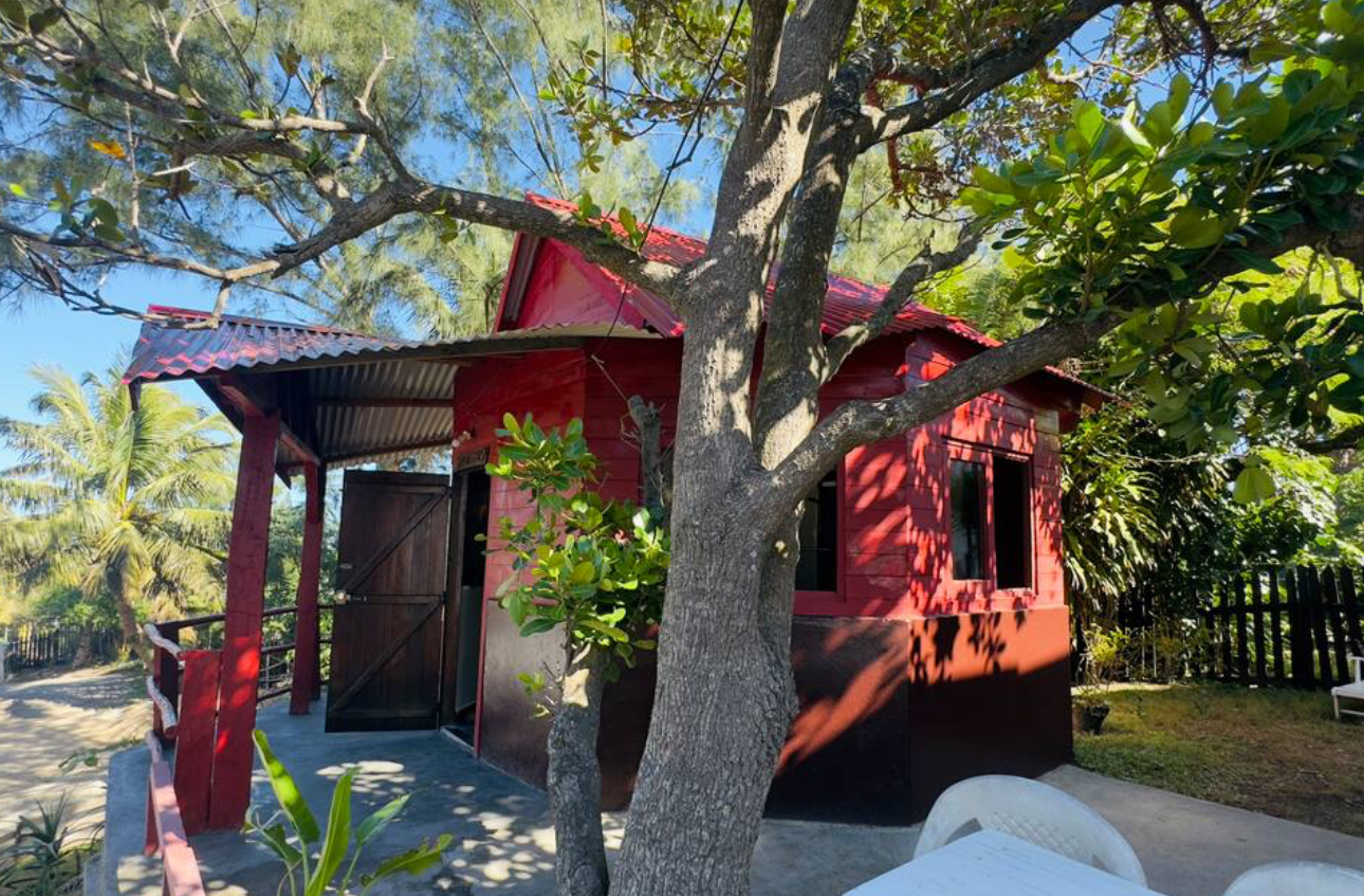 Bungalow rouge sous les filaos — vue extérieure