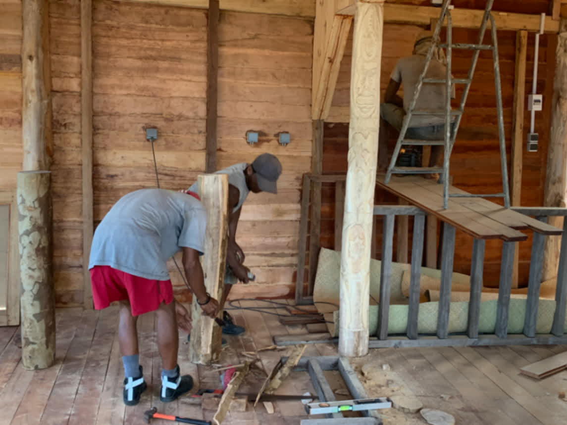 Équipe en intervention sur les finitions bois