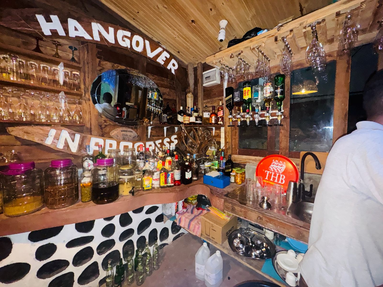 Mur Hangover in Progress — déco saloon en bois