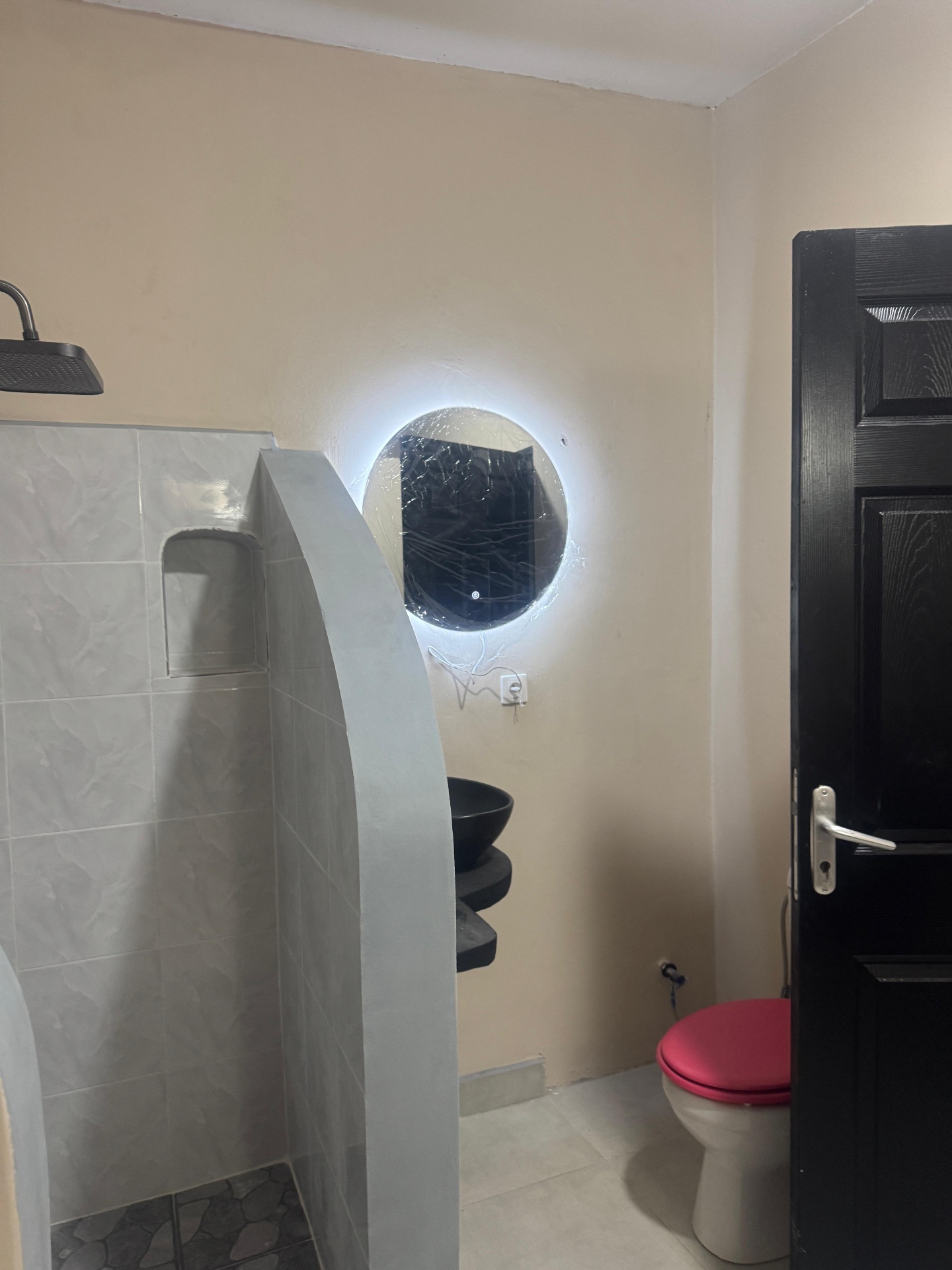Salle de bain avec miroir rétroéclairé et douche carrelée
