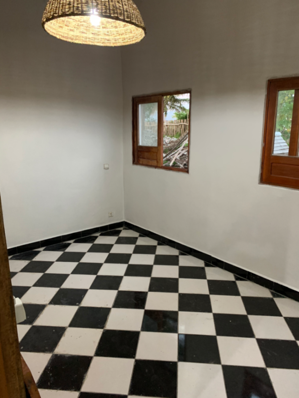 Chambre avec sol damier noir et blanc, menuiseries bois