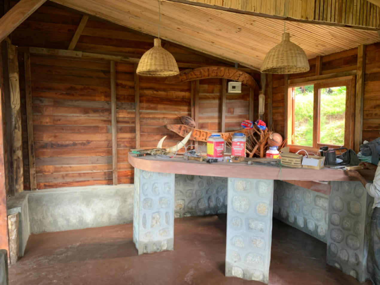 Comptoir et habillage bois en phase de finition