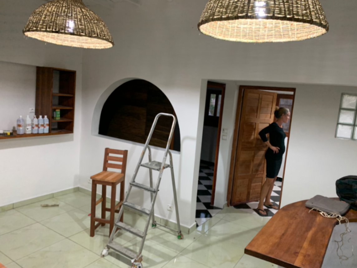 Passage cintré et bar intégré — finitions intérieures
