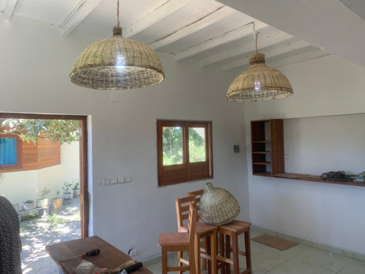 Salle à manger avec suspensions en fibres naturelles