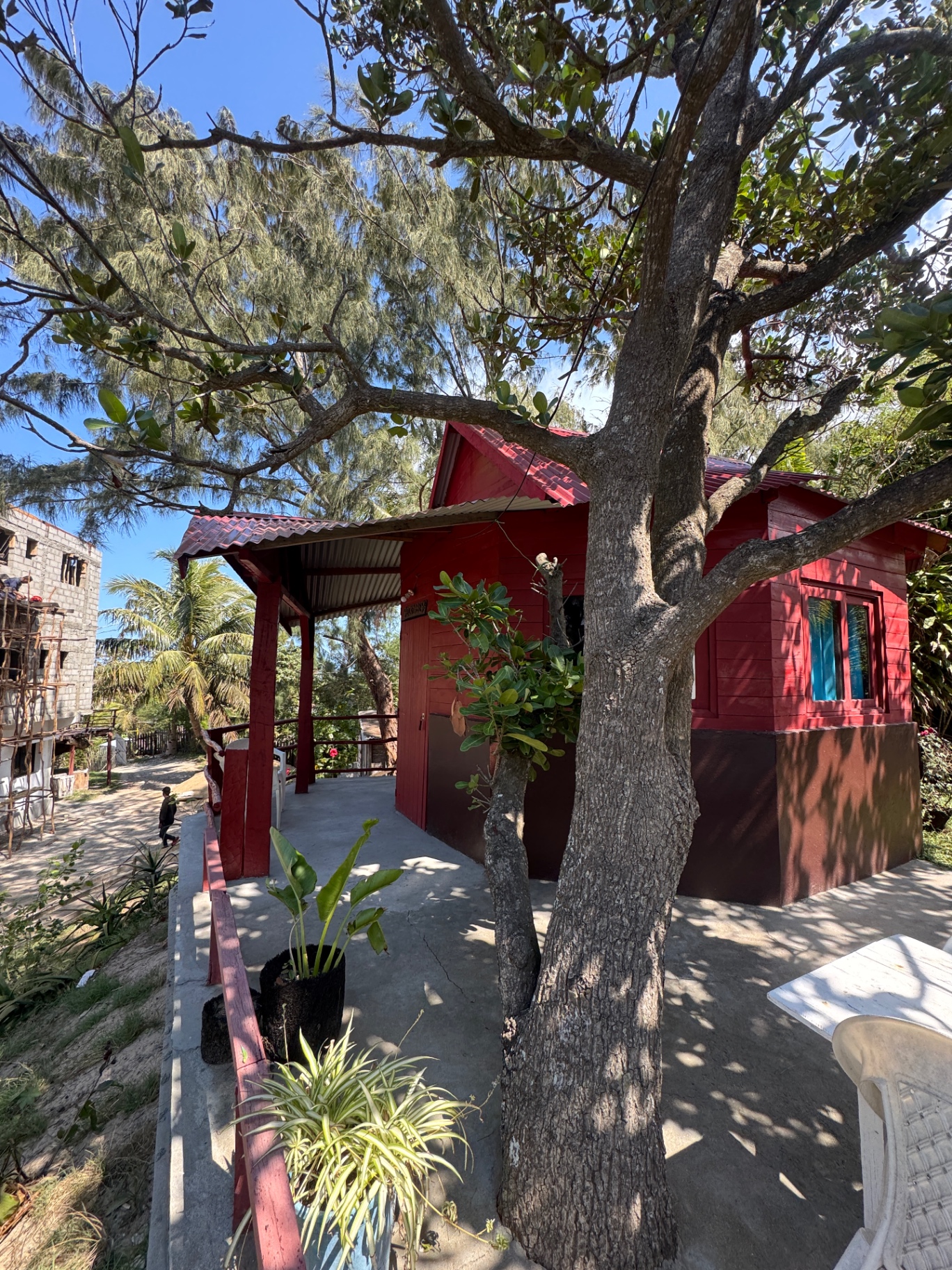 Bungalow mi-dur livré — terrasse et accès