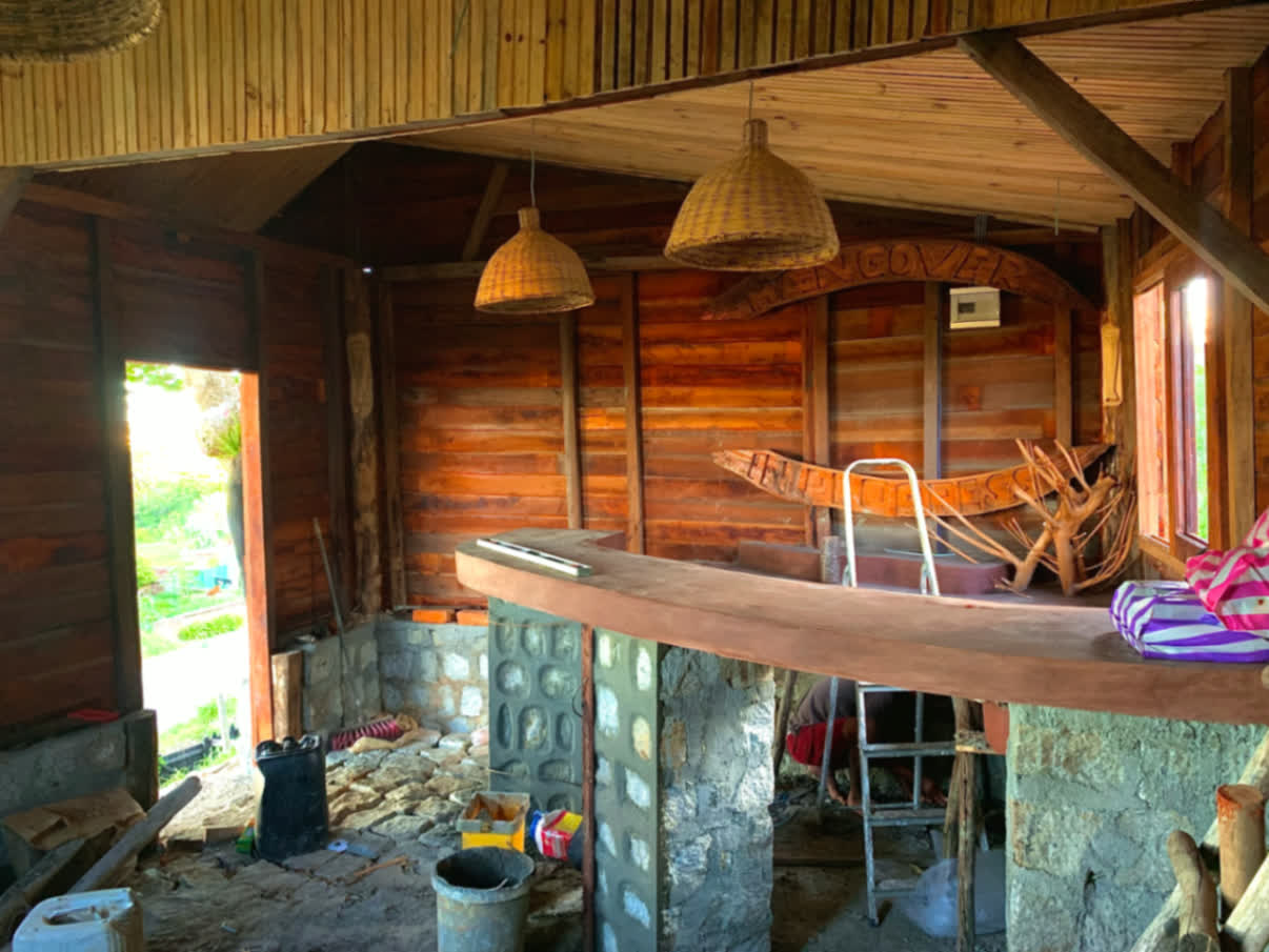 Aménagement intérieur bois avec comptoir maçonné