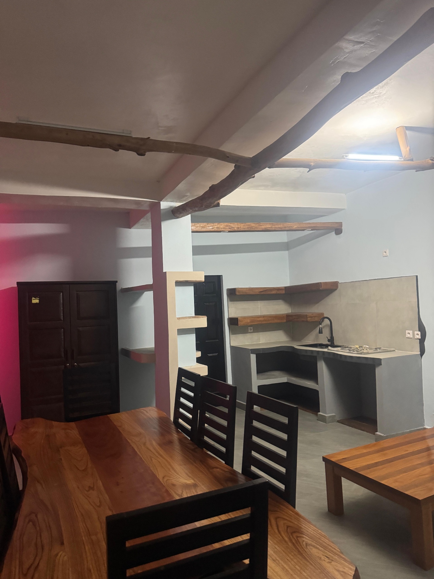 Espace salle à manger ouvert sur cuisine équipée