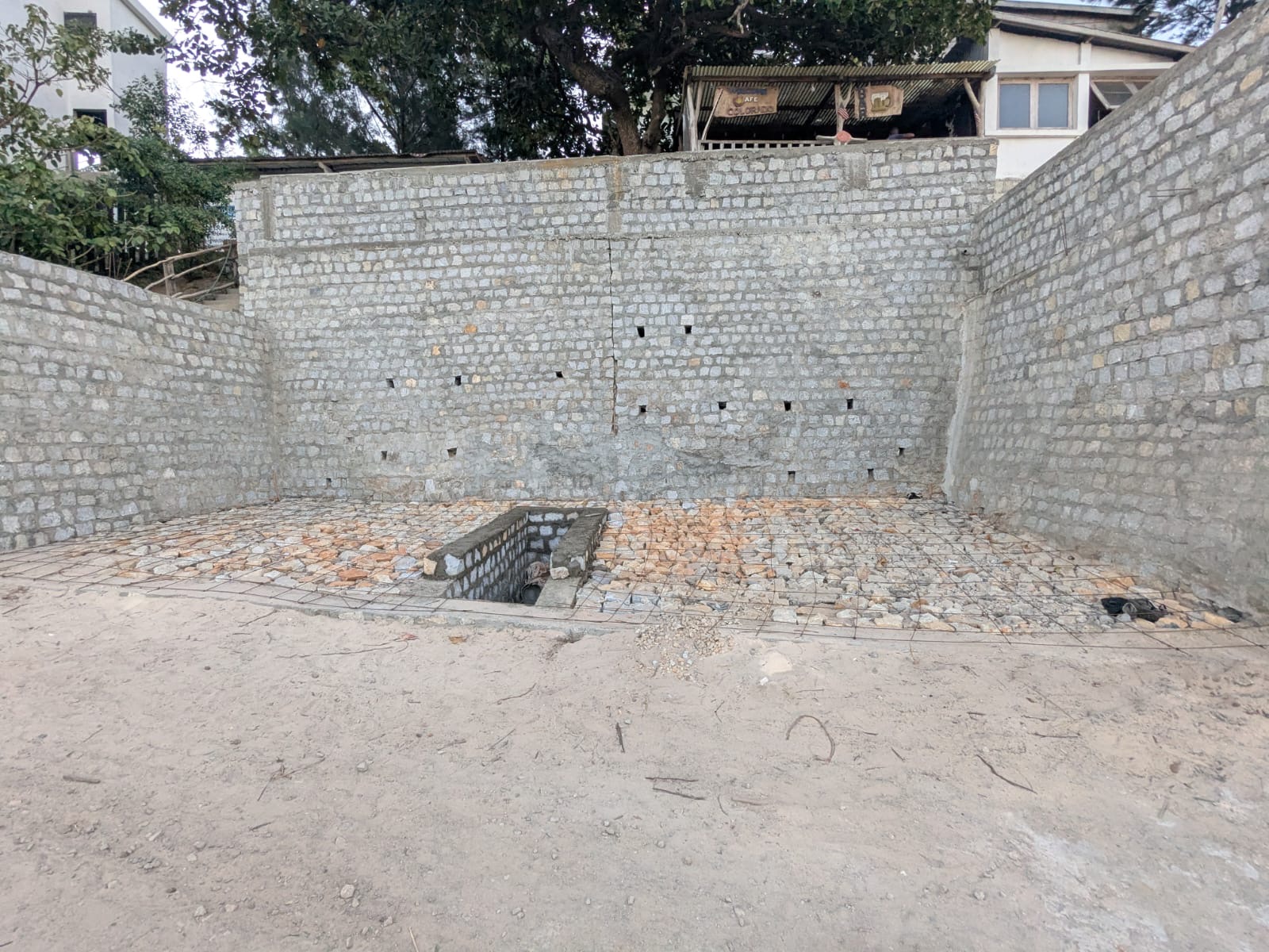 Mur de soutènement en pierre taillée avec cour aménagée