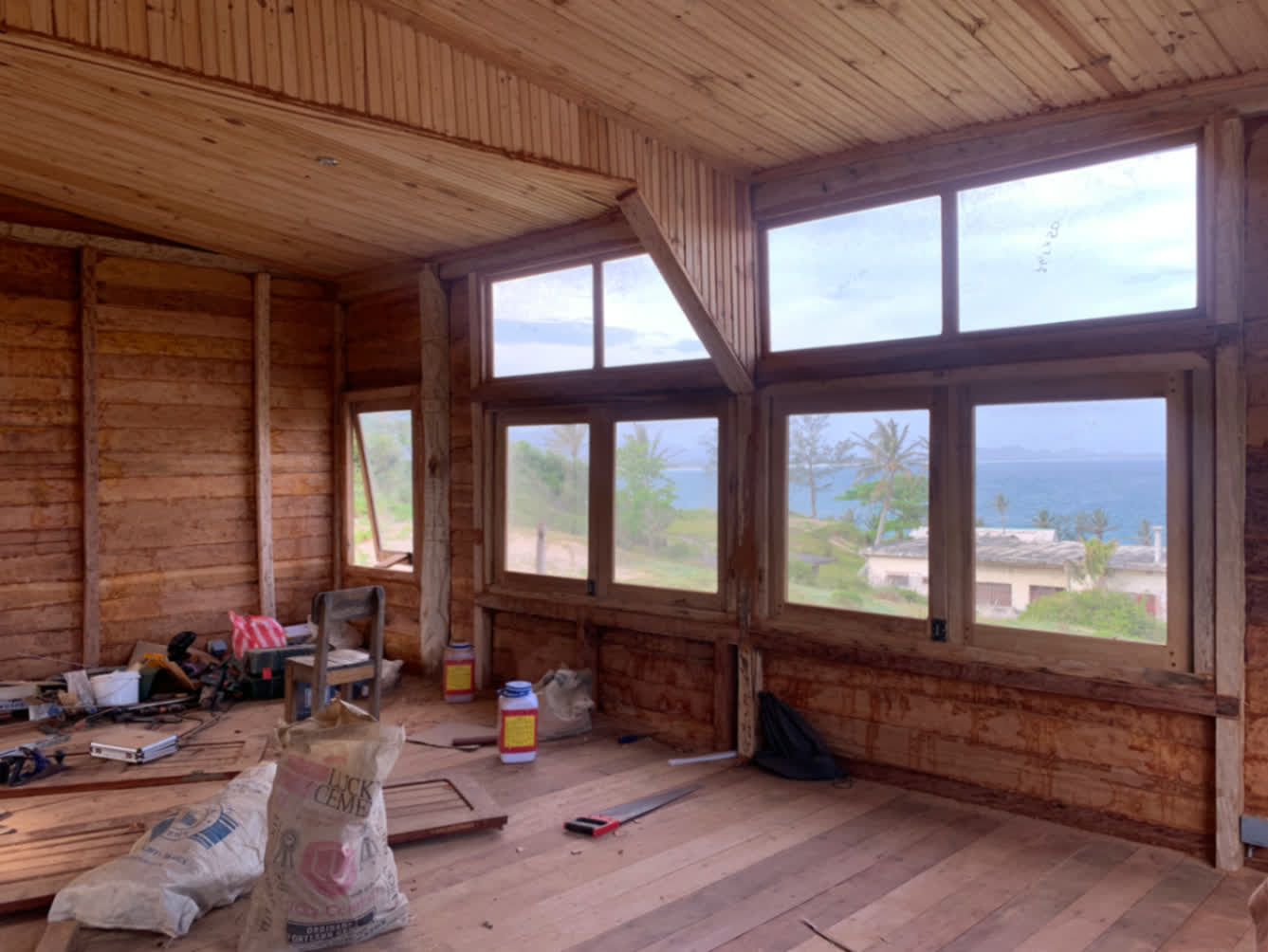 Pose de fenêtres et parquet en cours