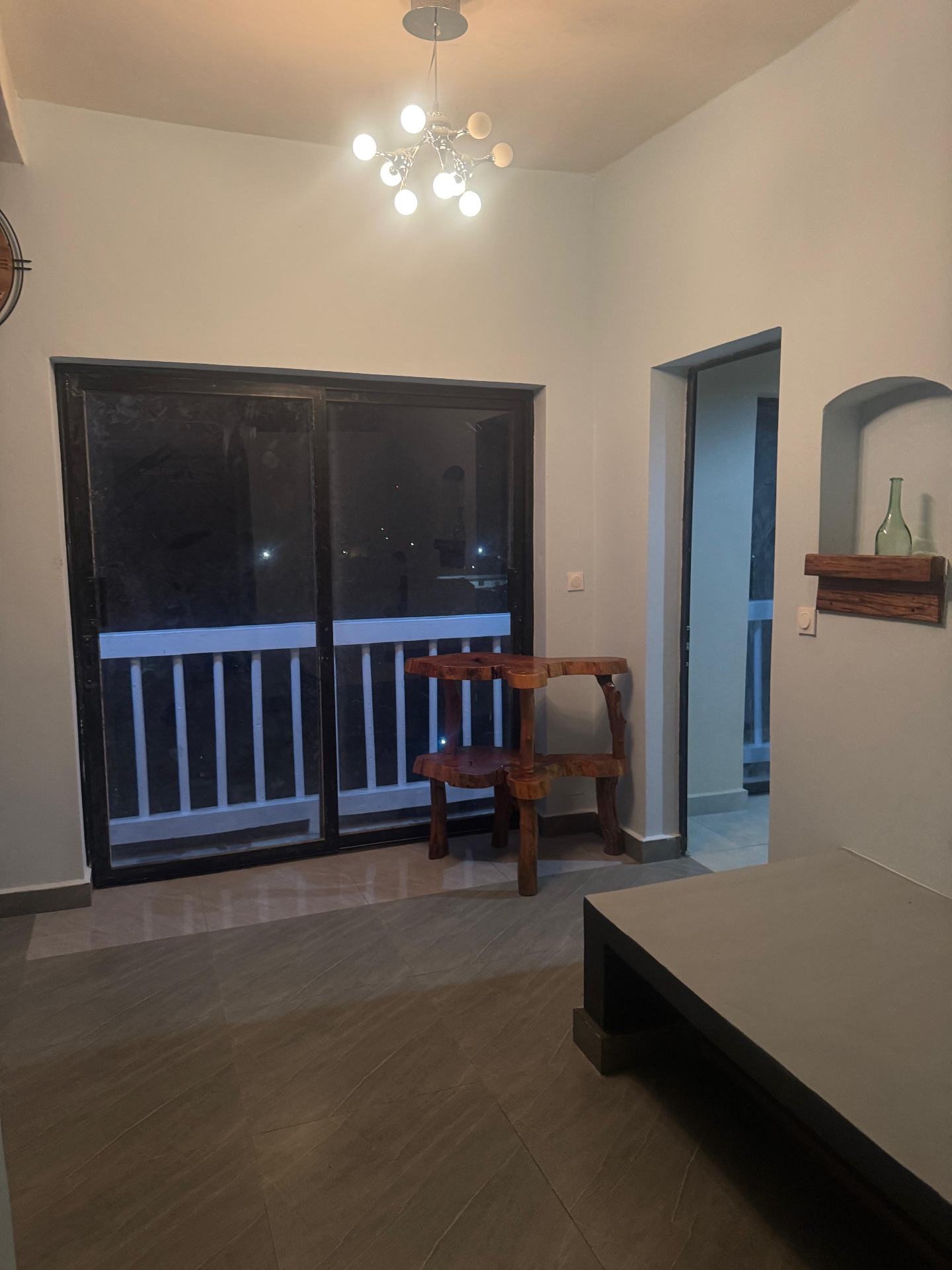 Séjour avec lustre design et accès terrasse