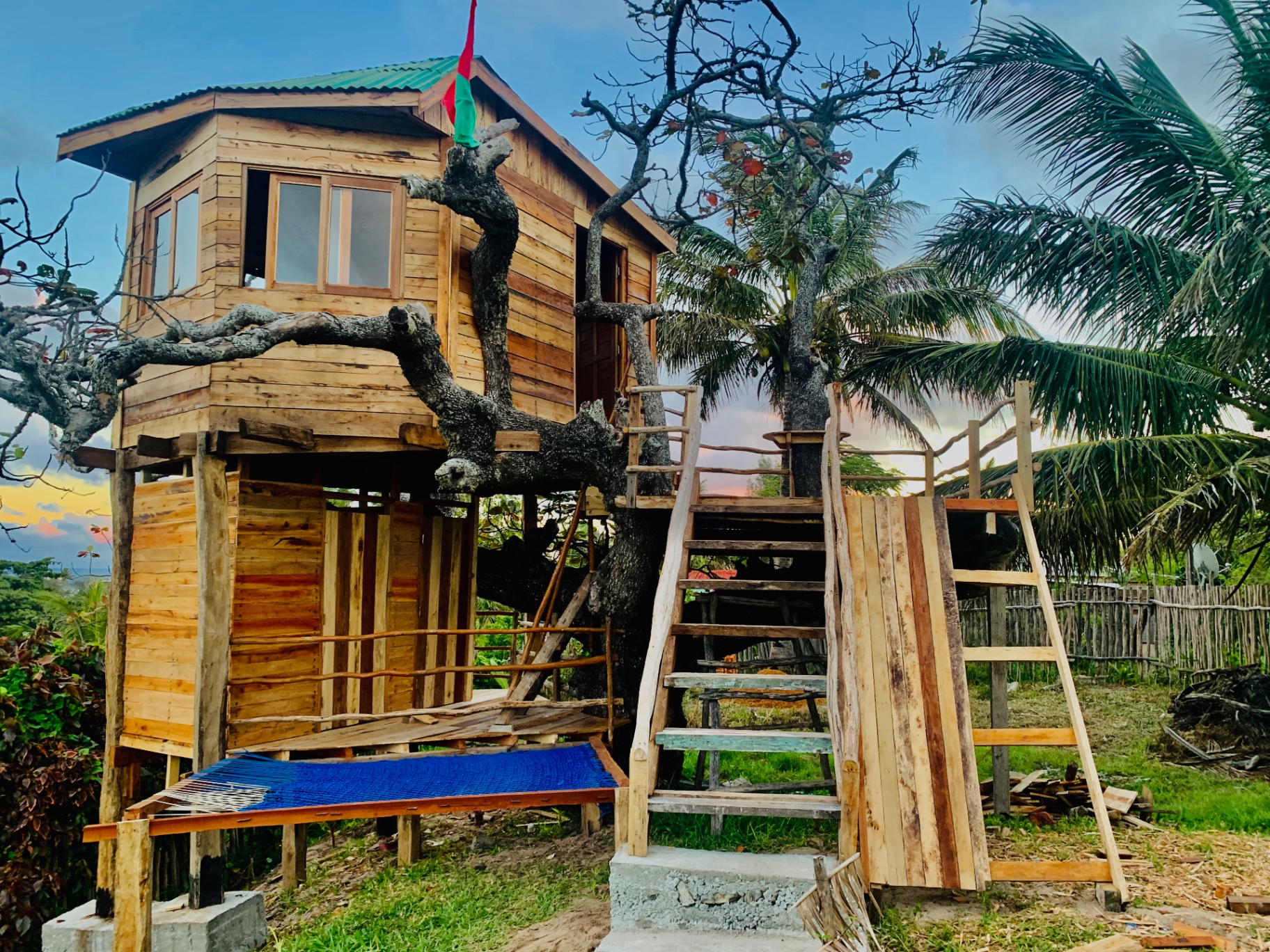 Vue frontale de la tree house livrée