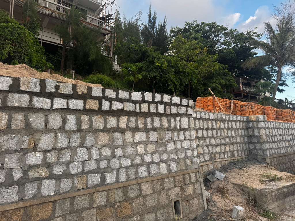 Mur de soutènement en pierre avec paliers et escalier