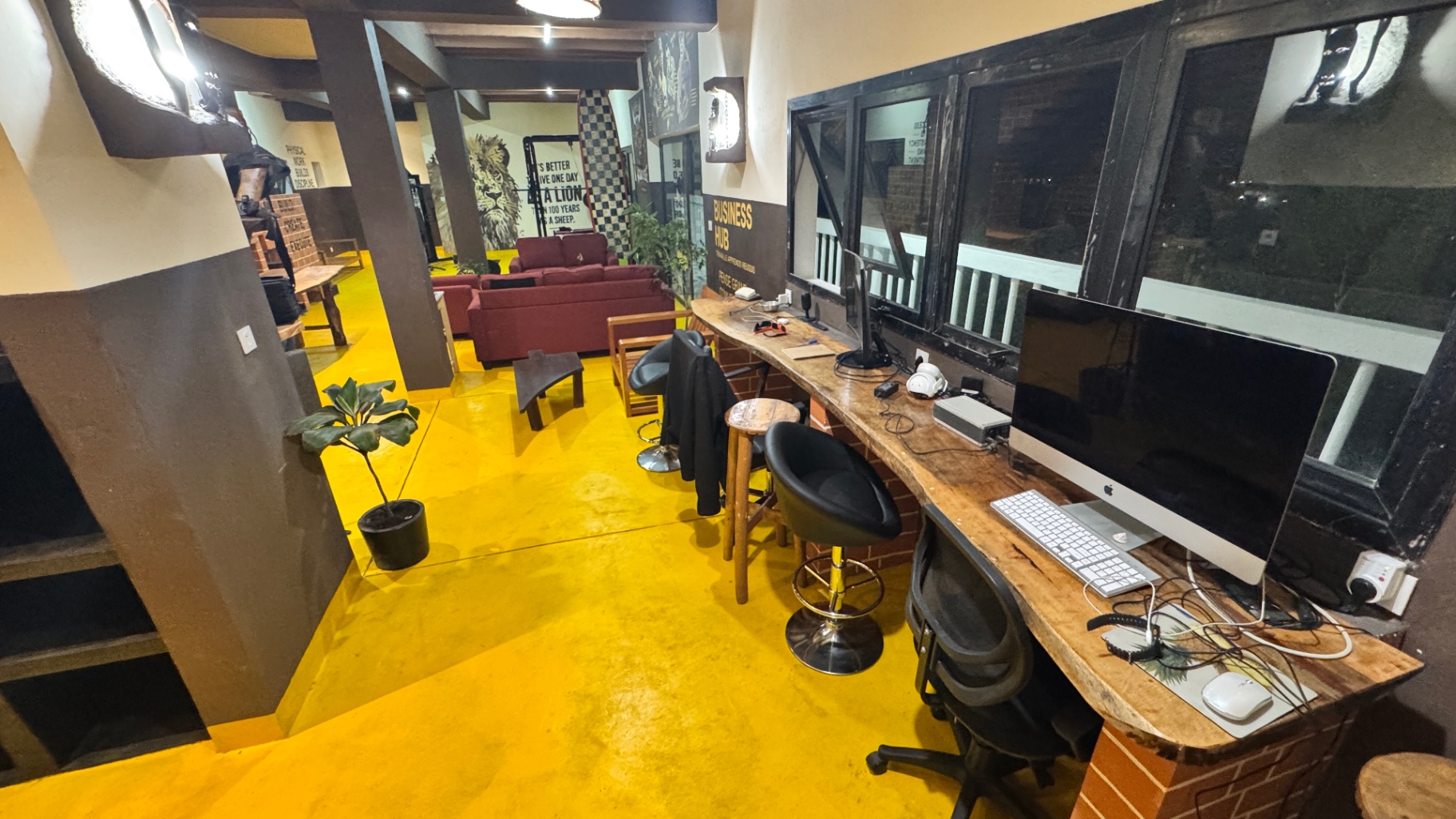 Modern iMac workstations in the renovated VOKYBE coworking space